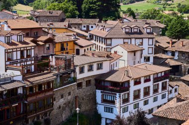 Potes (İspanya), 15 Haziran 2023. Genel bakış. Bu nüfus Cantabria Özerk Topluluğuna aittir ve Picos de Europa eteklerinde yer almaktadır.