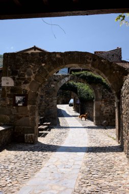 Potes (İspanya), 15 Haziran 2023. Tipik sokaklar. Bu nüfus Cantabria Özerk Topluluğuna aittir ve Picos de Europa eteklerinde yer almaktadır.