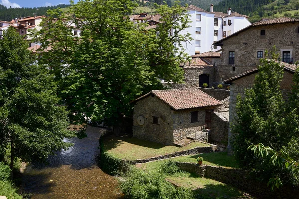 Potes (İspanya), 15 Haziran 2023. Deva nehrinin yanındaki ev. Bu nüfus Cantabria Özerk Topluluğuna aittir ve Picos de Europa eteklerinde yer almaktadır.