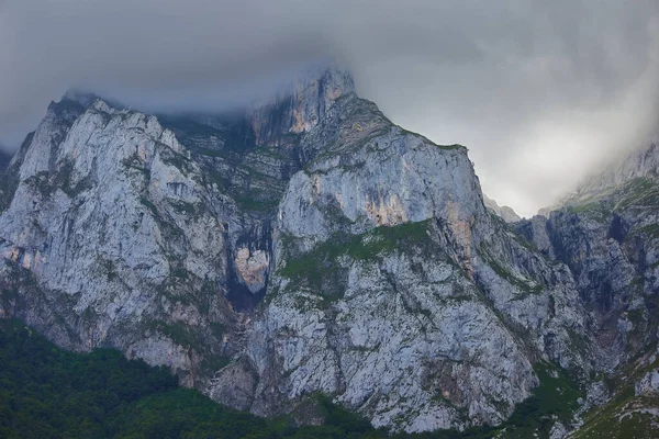 欧洲的皮克西班牙坎塔布里亚山脉的山景 — 图库照片