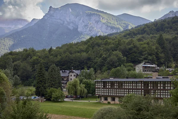 stock image Fuente D (Spain), June 15, 2023. Mountain refuge. This building is part of the Paradores network, a group of hotels belonging to the State. It is located in the Picos de Europa.