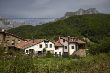 Mogrovejo (İspanya), 16 Haziran 2023. Mogrovejo 'nun tipik evleri. 50 'den az nüfusu olan küçük bir kasaba. Tarihi Arazi Kategorisi ile Kültürel İlgi Varlığı