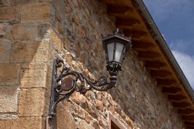 Mogrovejo (İspanya), 16 Haziran 2023. Tipik evler 50 'den az nüfusu olan küçük bir kasabadır. Tarihi Arazi Kategorisi ile Kültürel İlgi Varlığı