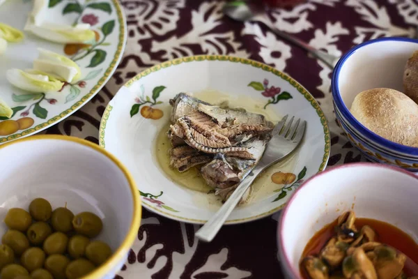 おやつ付きのテーブル オリーブ ムール貝 エンダイブと油や他の料理でイワシのプレート — ストック写真