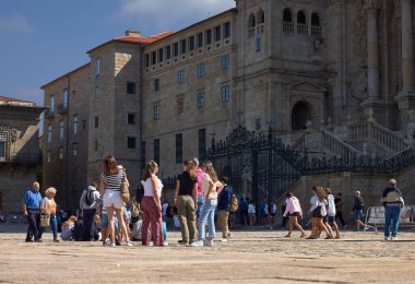 Santiago de Compostela (İspanya), 17 Temmuz 2023. Toplu turizm. Plaza del Obradoiro 'da birkaç turist, katedralin yanında. Turizm düzenlemesi birçok şehirde gereklidir..