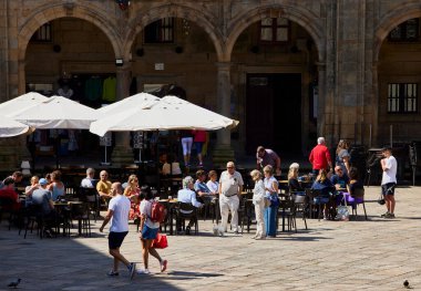 Santiago de Compostela (İspanya), 17 Temmuz 2023. Toplu turizm. Terasta birkaç turist var. Turizm düzenlemesi birçok şehirde gereklidir..