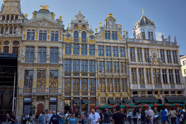 Brüksel (Belçika), 21 Temmuz 2023. Büyük bir yer. Avrupa 'nın en güzel meydanlarından biridir. Şehrin belediye binası ve loncaların evleri de dahil olmak üzere tarihi binalar bulunmaktadır..