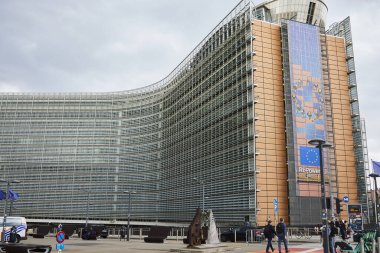 Brüksel (Belçika), 21 Temmuz 2023. Avrupa Komisyonu binası. Belçika başkenti Avrupa 'nın başkenti olarak bilinir, bu şehirde Avrupa Birliği' nin ana organizasyonları bulunmaktadır..