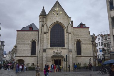 Brüksel (Belçika), 22 Temmuz 2023. Aziz Niklas Kilisesi. Borsa binasının önünde yer almaktadır. İçinde, Belçika geleneklerinden karakterlerin olduğu bir doğum sahnesi var. Gotik tarzı var ve 1831 'de inşa edilmiş..