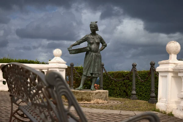 Comillas (İspanya), 27 Ağustos 2023. Balıkçıların anıtı. Comillas, Gaud da dahil olmak üzere modernist sanatçıların eserleri olan ortaçağ ve barok yapılarına dikkat çekiyor..