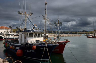 Suances (İspanya), 29 Ağustos 2023. Limanda gemiler var. Bu kasaba Cantabria Topluluğu 'nun Cantabria Denizi kıyısındaki en önemli turizm merkezlerinden biridir..