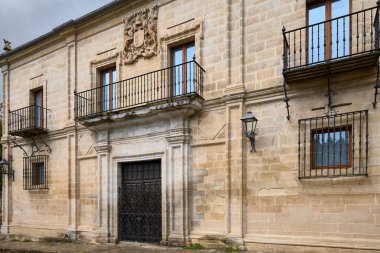 Santillana del Mar, 30 Ağustos 2023. Pereda Barrera Sarayı. Hint kökenlidir ve 1700 yılında Barreda ailesinin Gotik bir kulesi ya da evi üzerine inşa edilmiştir. Burası bir kültür merkezi.