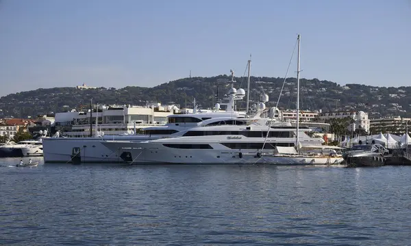 Cannes (Fransa), 30 Eylül 2023. Gemiler Cannes limanında. Bu şehir Cte d 'Azur' un turizm merkezlerinden biridir. Ayrıca önemli bir uluslararası film festivali de var..