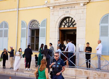 Antibes (Fransa), 7 Ekim 2023. Düğün sahnesi. Konuklar, gelin ve damat belediye binasının önünde. Cumartesi, sivil düğünler için geleneksel bir gündür..