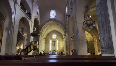 Antibes (Fransa), 7 Ekim 2023. Katedralin içi. Antibes Platosu Leydisi 'nin katedrali, ya da Meryem Ana' nın Meryem Ana 'sı, 1945' ten beri Fransa 'nın tarihi anıtı olmuştur..