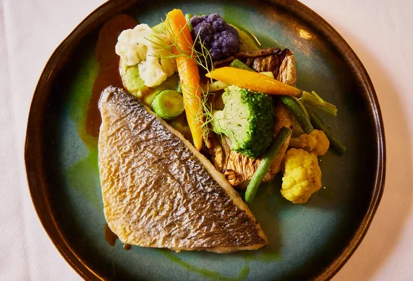 Levrek tarifi. Brokoli, havuç, karnabahar ve kuşkonmazlı levrek tabağı.