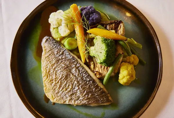 Het Recept Voor Zeebaars Zeebaars Lendenschaal Met Broccoli Wortelen Bloemkool Stockfoto
