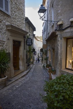 Saint Paul de Vence (Fransa), 10 Ekim 2023. Kasabanın tipik caddesi. Burası Fransa 'nın en güzel kasabalarından biridir. Orada entelektüeller ve sanatçılar oturuyordu.. 