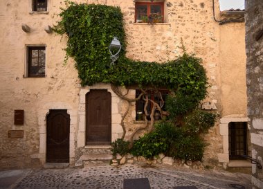 Saint Paul de Vence (Fransa), 10 Ekim 2023. Kasabanın tipik evi. Burası Fransa 'nın en güzel kasabalarından biridir. Orada entelektüeller ve sanatçılar oturuyordu..