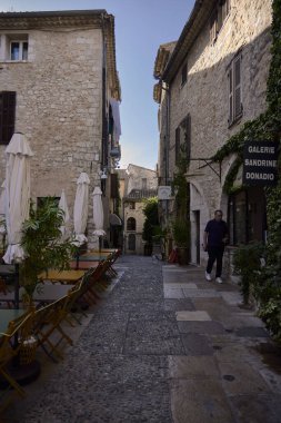 Saint Paul de Vence (Fransa), 10 Ekim 2023. Kasabanın tipik caddesi. Burası Fransa 'nın en güzel kasabalarından biridir. Orada entelektüeller ve sanatçılar oturuyordu.. 