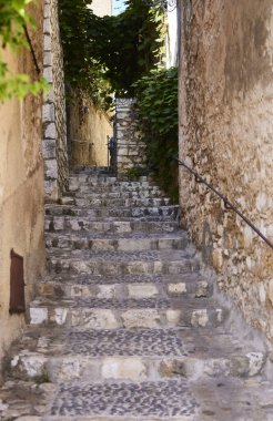 Saint Paul de Vence (Fransa), 10 Ekim 2023. Kasabanın tipik caddesi. Burası Fransa 'nın en güzel kasabalarından biridir. Orada entelektüeller ve sanatçılar oturuyordu.. 