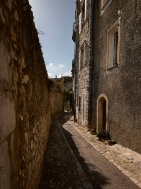 Saint Paul de Vence (Fransa), 10 Ekim 2023. Kasabanın tipik caddesi. Burası Fransa 'nın en güzel kasabalarından biridir. Orada entelektüeller ve sanatçılar oturuyordu.. 