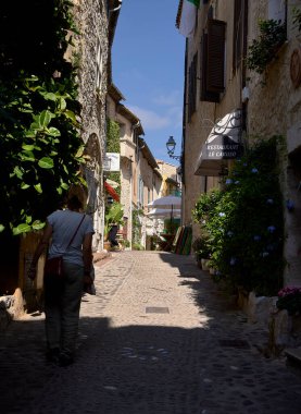 Saint Paul de Vence (Fransa), 10 Ekim 2023. Kasabanın tipik caddesi. Burası Fransa 'nın en güzel kasabalarından biridir. Orada entelektüeller ve sanatçılar oturuyordu.