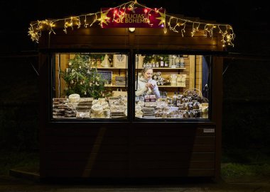 Santiago de Compostela (İspanya), 2 Aralık 2023. Noel pazarı. Noel pazarında tipik ürünler satan bir yer.