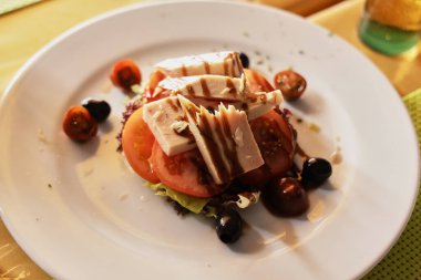 Ton balığı. Modena sirkeli ton balığı ve domates salatası.