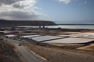 Lanzarote (İspanya), 20 Ocak 2024. Janubio tuz düzlükleri. Adanın en büyükleri olarak korunan bölge ilan edildiler. Edinilen tuz çok kaliteli çünkü doğal bir ürün..