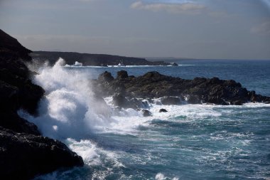 Deniz ve kayalar. Lanzarote Adası 'ndaki (İspanya) bir sahil köyü olan El Golfo' daki uçurumlar).