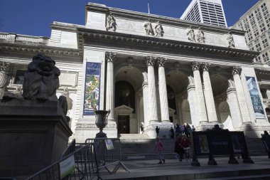 New York (ABD), 22 Mart 2024, New York Halk Kütüphanesi. 5. Cadde 'de yer alıyor. Milyonlarca kitap, gazete ve dergi var.