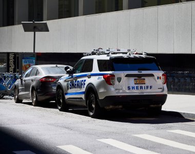 New York (ABD), 22 Mart 2024. Şerifin arabası. Polis aracı New York 'un Manhattan ilçesinde park halinde.