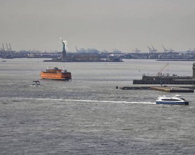 New York (ABD), 22 Mart 2024. Özgürlük Anıtı. Brooklyn Köprüsü 'nden New York' un bu sembolünün görüntüsü.
