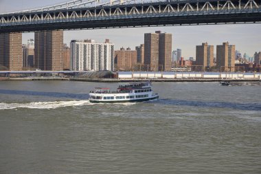 New York (ABD), 22 Mart 2024. Hudson Nehri üzerindeki köprü. Manhattan ve Brooklyn ilçelerini birleştirir. Ağır araç trafiğine ek olarak, birçok yolcu botu nehirde yol alır..