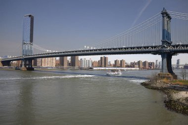 New York (ABD), 22 Mart 2024. Hudson Nehri üzerindeki köprü. Manhattan ve Brooklyn ilçelerini birleştirir. Ağır araç trafiğine ek olarak, birçok yolcu botu nehirde yol alır..