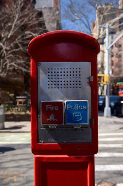 Acil durum. New York 'ta itfaiyeciler ve polisler için acil durum uyarısı.