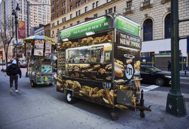 New York (ABD), 24 Mart 2024. Sokak yemeği satıcısı. New York 'ta bir caddede seyyar yiyecek tezgahı. Sosisli sandviç, hamburger, paket, içecek gibi basit şeyler sat..