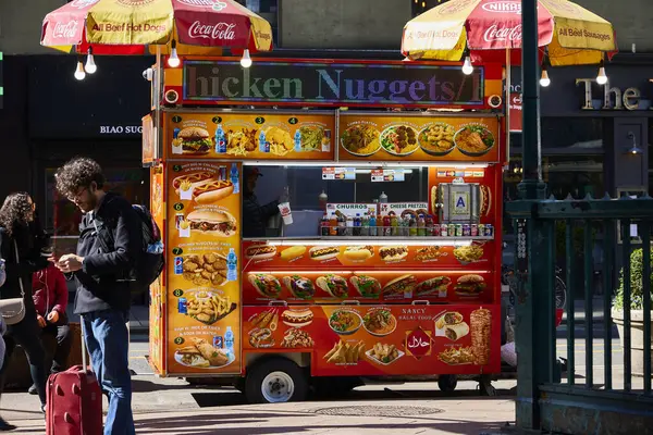 New York (ABD), 24 Mart 2024. Sokak yemeği satıcısı. New York 'ta bir caddede seyyar yiyecek tezgahı. Sosisli sandviç, hamburger, paket, içecek gibi basit şeyler sat..