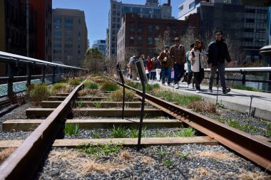 New York (ABD), 24 Mart 2024. High Line. New York City 'nin batı yakasında bulunan New York Merkez Demiryolu üzerinde oluşturulan 1,45 millik yüksek doğrusal park, yeşil yol ve demiryolu yoludur..