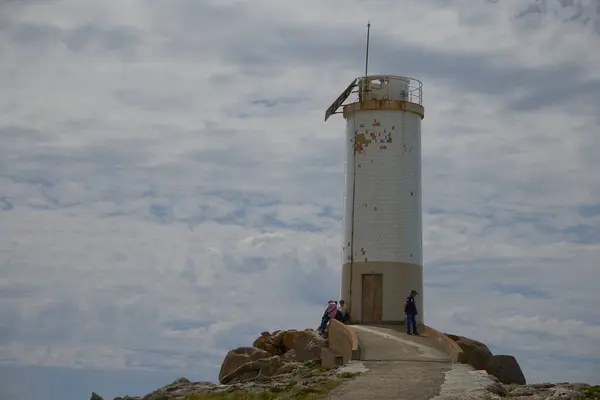 Deniz feneri. Punta Roncudo (İspanya), 9 Mayıs 2024. Corme 'un eteklerinde yer alan Kosta de la Muerte, İspanya' nın en tehlikeli kıyı şeritlerinden biridir..