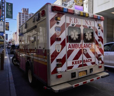 New York (ABD), 25 Mart 2024. Ambulans çağırın. Manhattan caddesinde park etmiş bir hastane kamyonu.