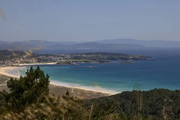Bir Lanzada plajı. Galiçya 'nın (İspanya) en önemli bölgelerinden biridir. Yaklaşık 3 kilometre uzunluğundadır ve O Grove 'dadır (Pontevedra). Eskiden bir iniş pisti vardı..