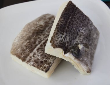 Morina balığı. Bir tabakta iki parça morina balığı. Portekiz 'in en tipik yiyeceğidir.