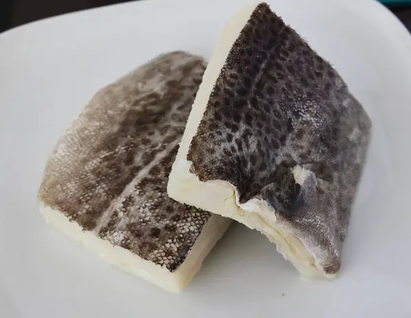 Morina balığı. Bir tabakta iki parça morina balığı. Portekiz 'in en tipik yiyeceğidir.