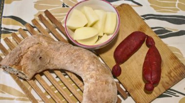 Sosis. Kış yemeği, sucuklu patates ve simit..