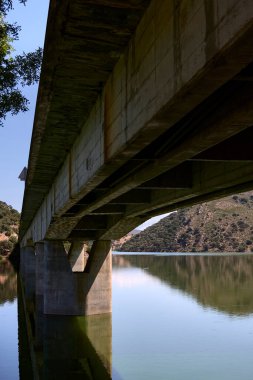 Köprünün altında. Monfrague (İspanya), 1 Temmuz 2024. Tagus Nehri ve İspanya 'nın Caceres ilindeki Monfrague Doğal Parkı' ndan geçen bir köprü.)