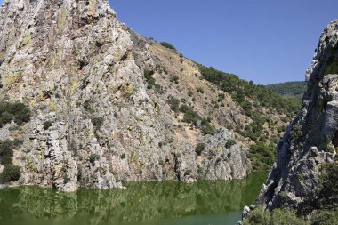 Rockland. Salto del Gitano 'da kaya oluşumu, Griffon akbabalarının yuva yaptığı Monfrage Doğal Parkı' nda (Cceres).