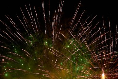Havai fişekler. Santiago de Compostela 'da Havari bayramı kutlamaları sırasında gece ışıklar yanar..