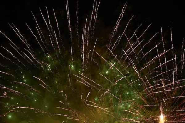 Havai fişekler. Santiago de Compostela 'da Havari bayramı kutlamaları sırasında gece ışıklar yanar..